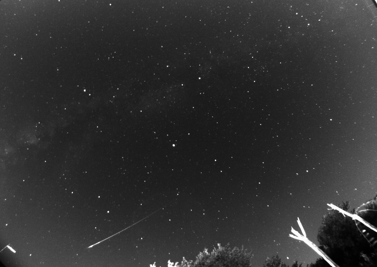 Una luminosa meteora perseide ripresa il 12 agosto 2017